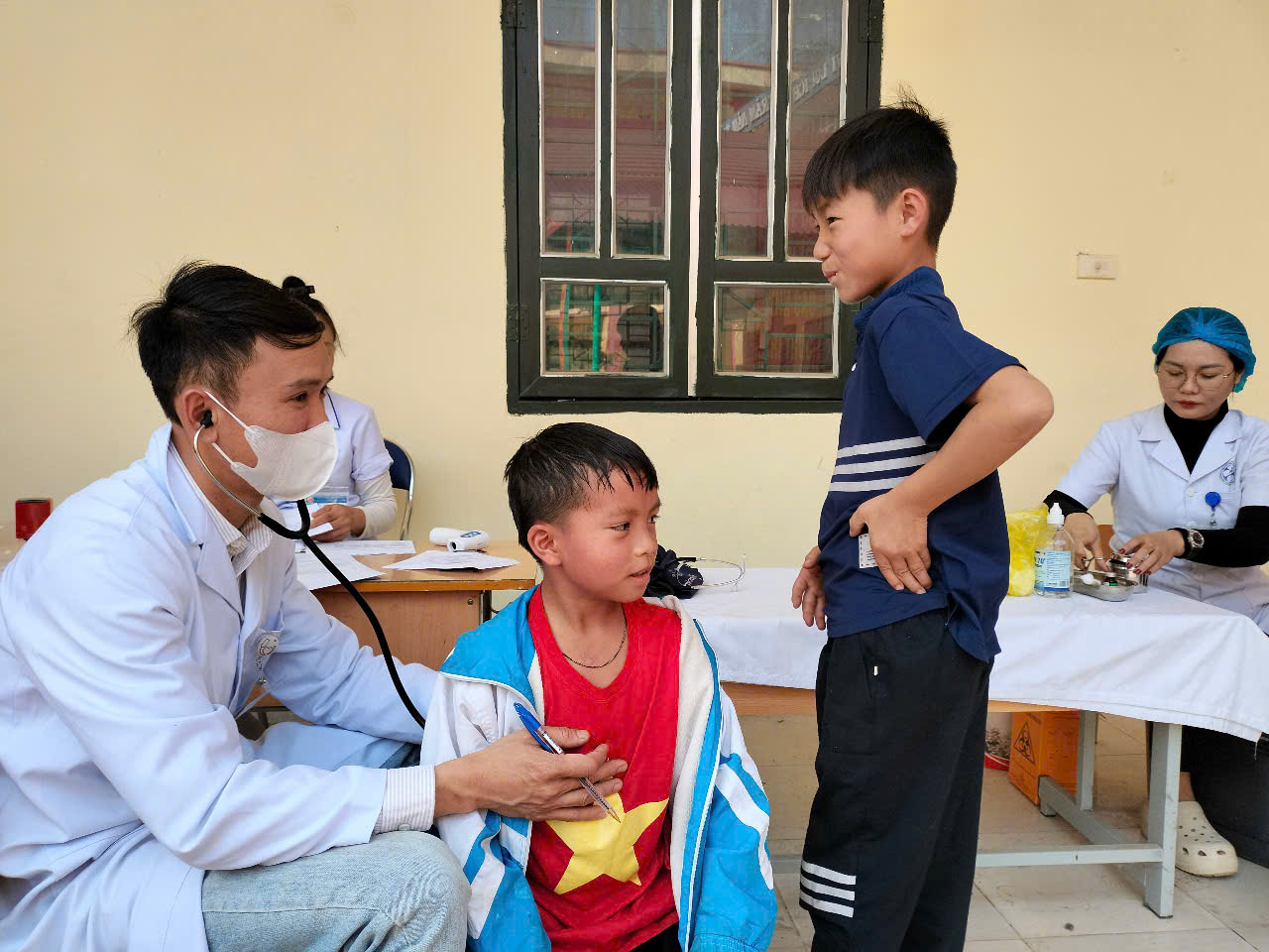 Chiến dịch tiêm phòng sởi và chăm sóc sức khỏe định kỳ cho học sinh.